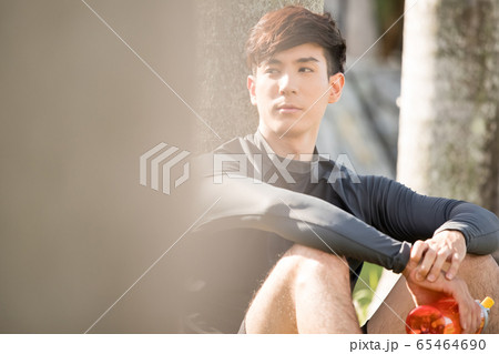 屋外でトレーニングをする若い男性 65464690