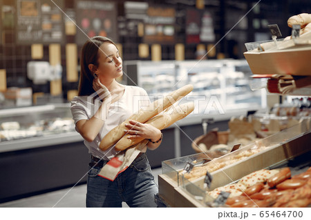 Young woman shoppong in supermarket Young woman shoppong in supermarket 65464700