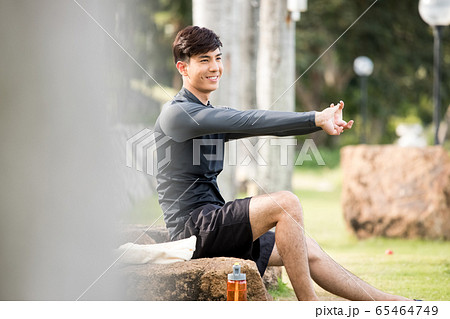 屋外でトレーニングをする若い男性 65464749