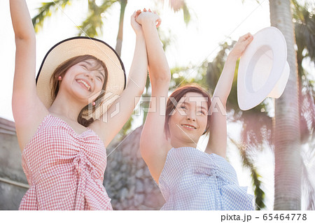 リゾート旅行を楽しむ若い女性たち 65464778