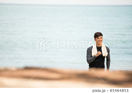 屋外でトレーニングをする若い男性 65464853