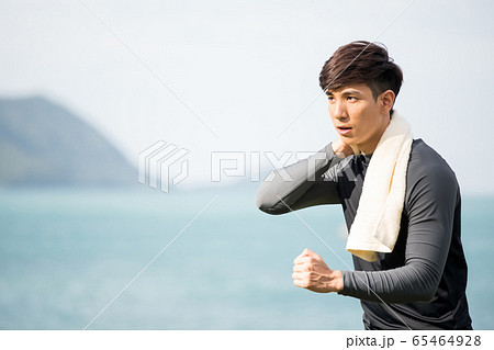 屋外でトレーニングをする若い男性の写真素材