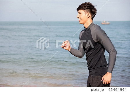屋外でトレーニングをする若い男性 65464944