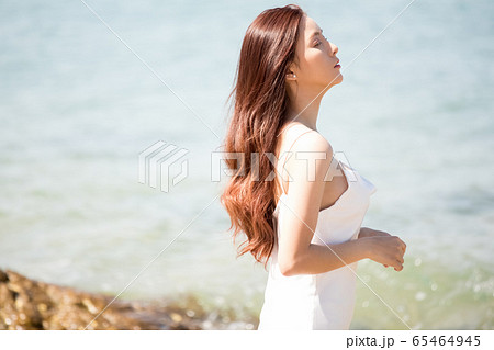 海背景の女性ビューティーイメージ 海背景の女性ビューティーイメージ 65464945