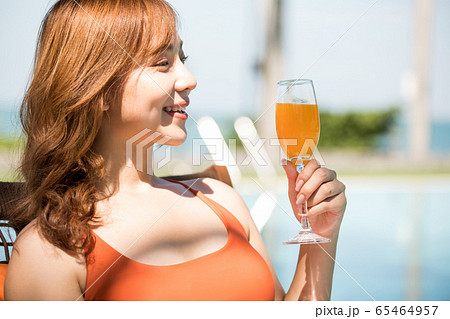 リゾート旅行を楽しむ水着姿の女性 65464957