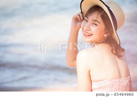 リゾート旅行を楽しむ若い女性 リゾート旅行を楽しむ若い女性 65464960