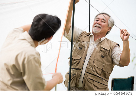 アウトドアを楽しむシニア男性と若い男性 65464975