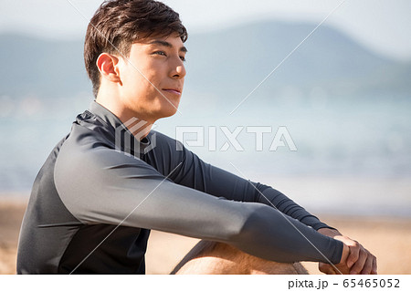 屋外でトレーニングをする若い男性 65465052