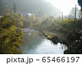 朝靄と緑豊かな川景色２ 65466197