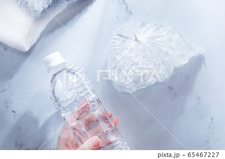 手をアイシング・冷やす様子。怪我・スポーツ・熱中症などのイメージ。 65467227