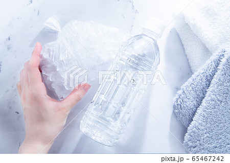 アイシング・冷やす。水分補給。怪我・スポーツ・熱中症などのイメージ。 アイシング・冷やす。水分補給。怪我・スポーツ・熱中症などのイメージ。 65467242