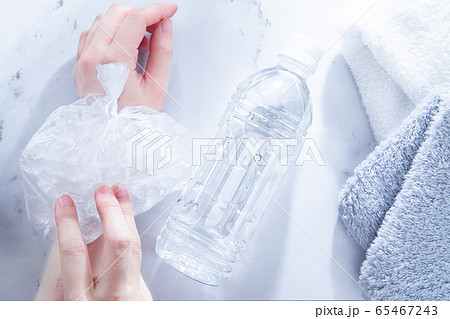 手をアイシング・冷やす様子。怪我・スポーツ・熱中症などのイメージ。 65467243