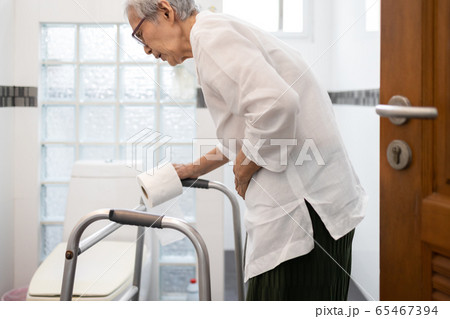 Senior woman with diarrhea holding tissue roll near a toilet bowl,elderly have abdominal pain,stomach ache,constipation in bathroom,sick people hand touch the belly diarrhea,irritable bowel syndrome Senior woman with diarrhea holding tissue roll near a toilet bowl,elderly have abdominal pain,stomach ache,constipation in bathroom,sick people hand touch the belly diarrhea,irritable bowel syndrome 65467394