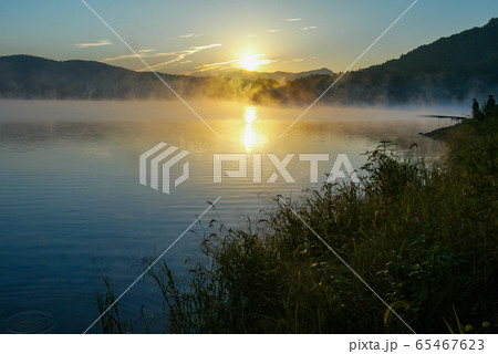 自然 日の出 湖 65467623