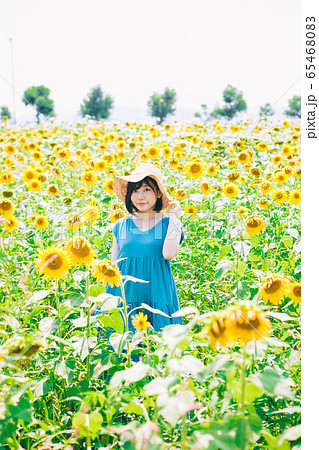 ひまわり畑と女性 65468083