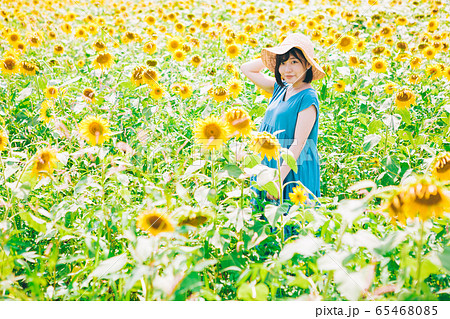ひまわり畑と女性 65468085
