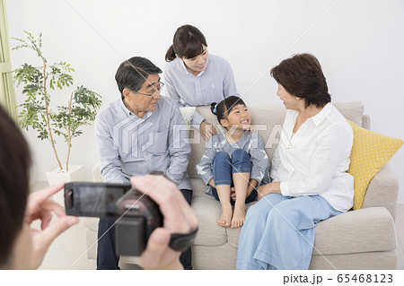 3世代イメージ　家族をビデオカメラで撮影するお父さん 65468123