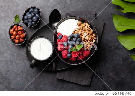 Healthy breakfast with granola, yogurt and berries 65469740