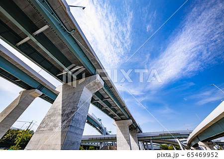 青空と高速道路の高架橋 65469952