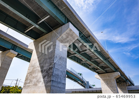 青空と高速道路の高架橋 65469953