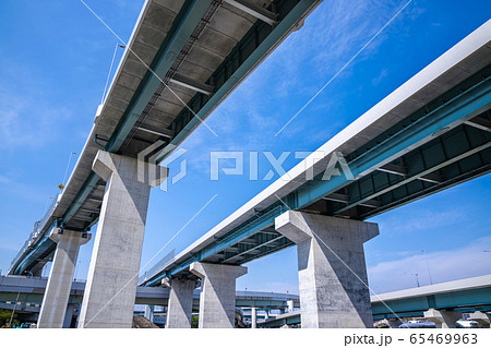 青空と高速道路の高架橋 65469963