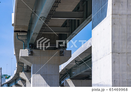 青空と高速道路の高架橋 青空と高速道路の高架橋 65469968