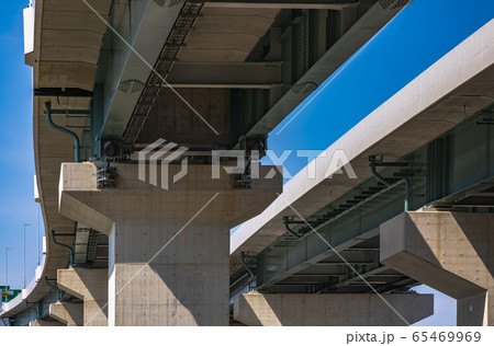 青空と高速道路の高架橋 65469969