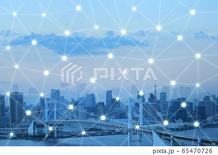 ビジネスマンとネットワーク 繋がり 都市風景  businessman and network co 65470726