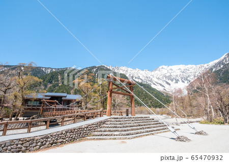 上高地・河童橋と穂高連峰(5月上旬) 上高地・河童橋と穂高連峰(5月上旬) 65470932