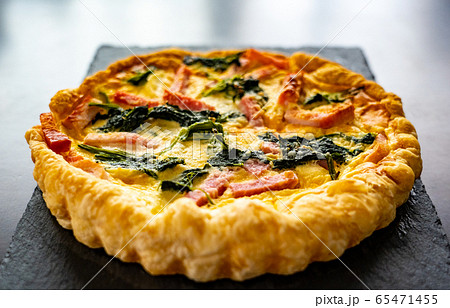 手作りのほうれん草とベースのキッシュの写真素材