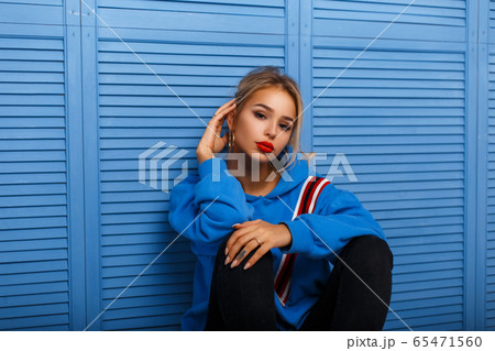 Beautiful fashionable woman Beautiful fashionable woman 65471560