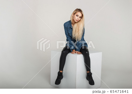Sexy beautiful young woman Sexy beautiful young woman 65471641