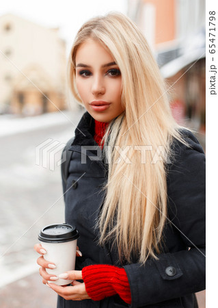 Fashionable portrait of a beautiful young woman 65471798