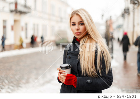 Beautiful young blonde woman with coffee  65471801
