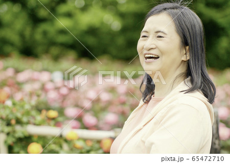 シニア女性　花　笑顔　ポートレート 　 65472710