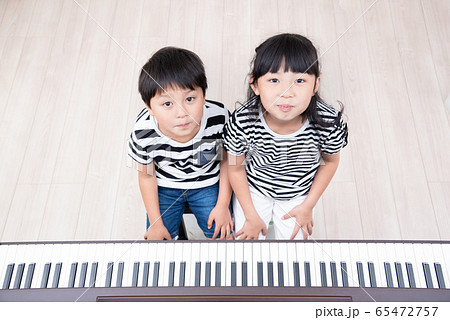 ピアノの練習をする姉弟 65472757