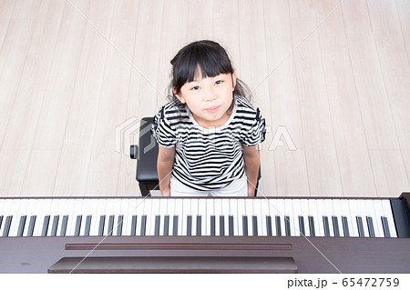 ピアノの練習をする女の子 ピアノの練習をする女の子 65472759