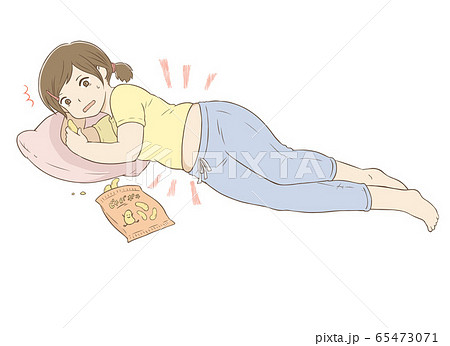 寝そべってスナック菓子を食べる女性　体重増加 65473071