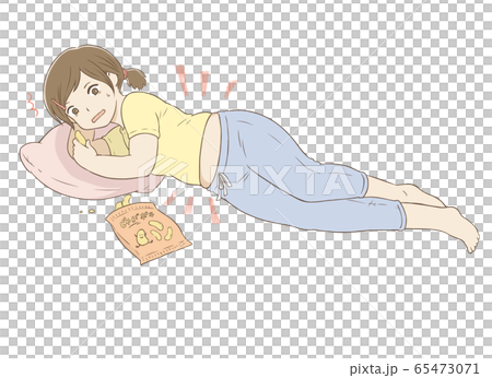 寝そべってスナック菓子を食べる女性　体重増加 65473071