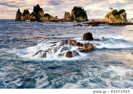 波に洗われる蓑掛岩 65473404