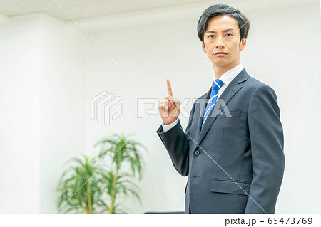 ビジネス　ビジネスイメージ　男性　指差し 65473769
