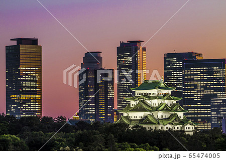 愛知県　名古屋城と高層ビル群 夕景 65474005