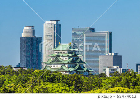 愛知県　名古屋城と高層ビル群 65474012