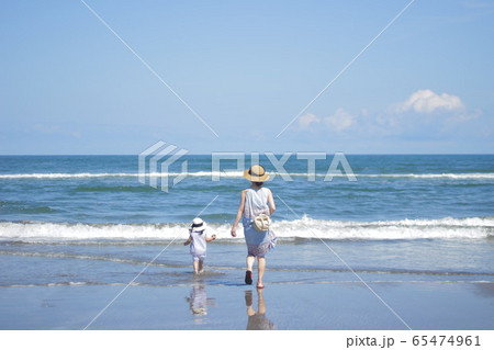 海で遊ぶ親子 65474961
