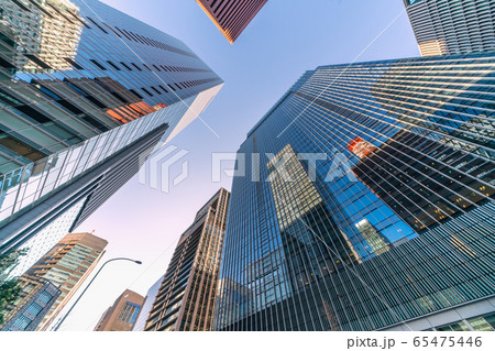 日本の東京都市景観 大手町ワン（窓ガラスに映る読売新聞社）などを望む 65475446