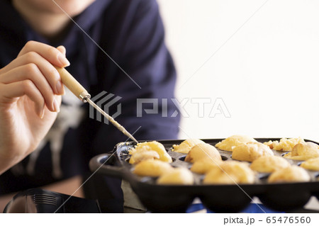 たこ焼きが焼けるのを待つ女性 たこ焼きが焼けるのを待つ女性 65476560