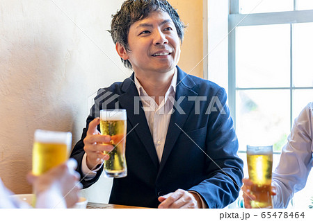 洋風居酒屋で生ビールを飲む 洋風居酒屋で生ビールを飲む 65478464