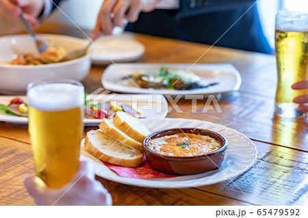 洋風居酒屋のビールと料理 65479592