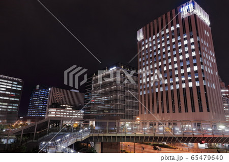 横浜駅近辺のオフィスビル群 　（夜景） 65479640