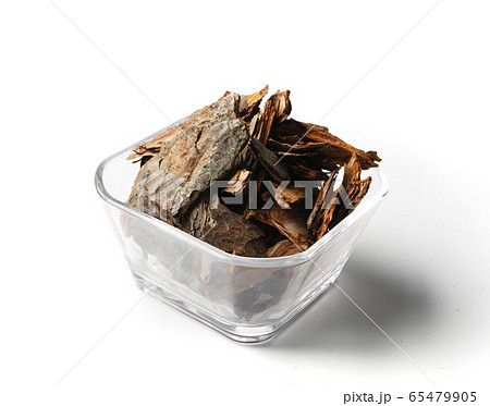 Heap of Pine Tree Bark Chip Isolated 65479905